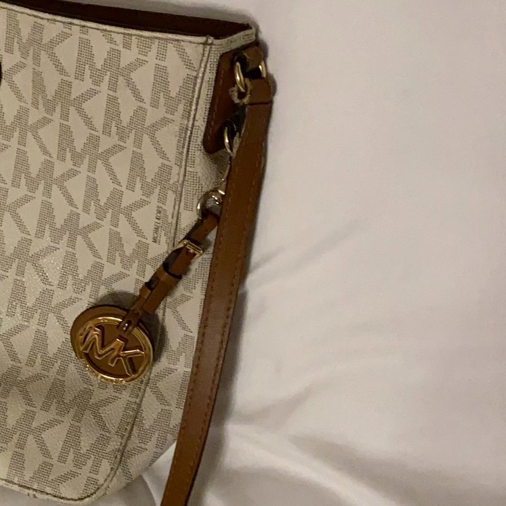 Michael Kors Jet Set Voyager MK Signature Leather Shoulder Tote Bag. - Picture 3 of 6